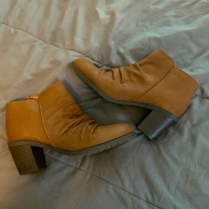 Short heel boots